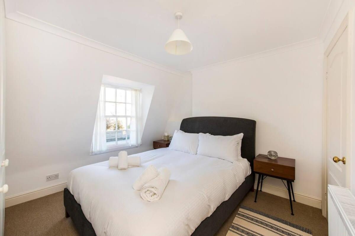 Idyllic Mews In Fantastic Location! * Londres