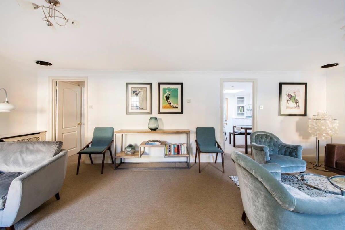 Idyllic Mews In Fantastic Location! * Londres